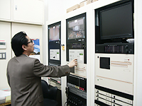 利用している会議室は、このモニターで確認・操作